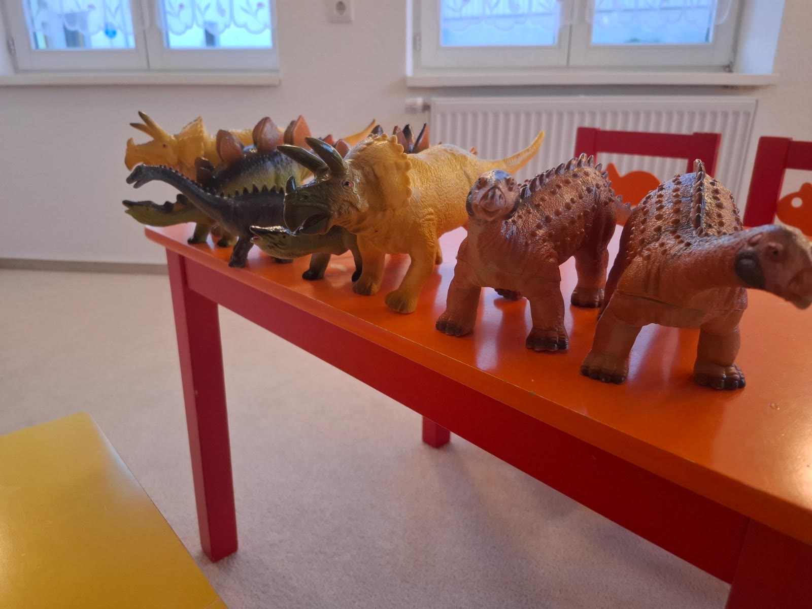 Dinosaurierfiguren beim gemeinsamen Spielen