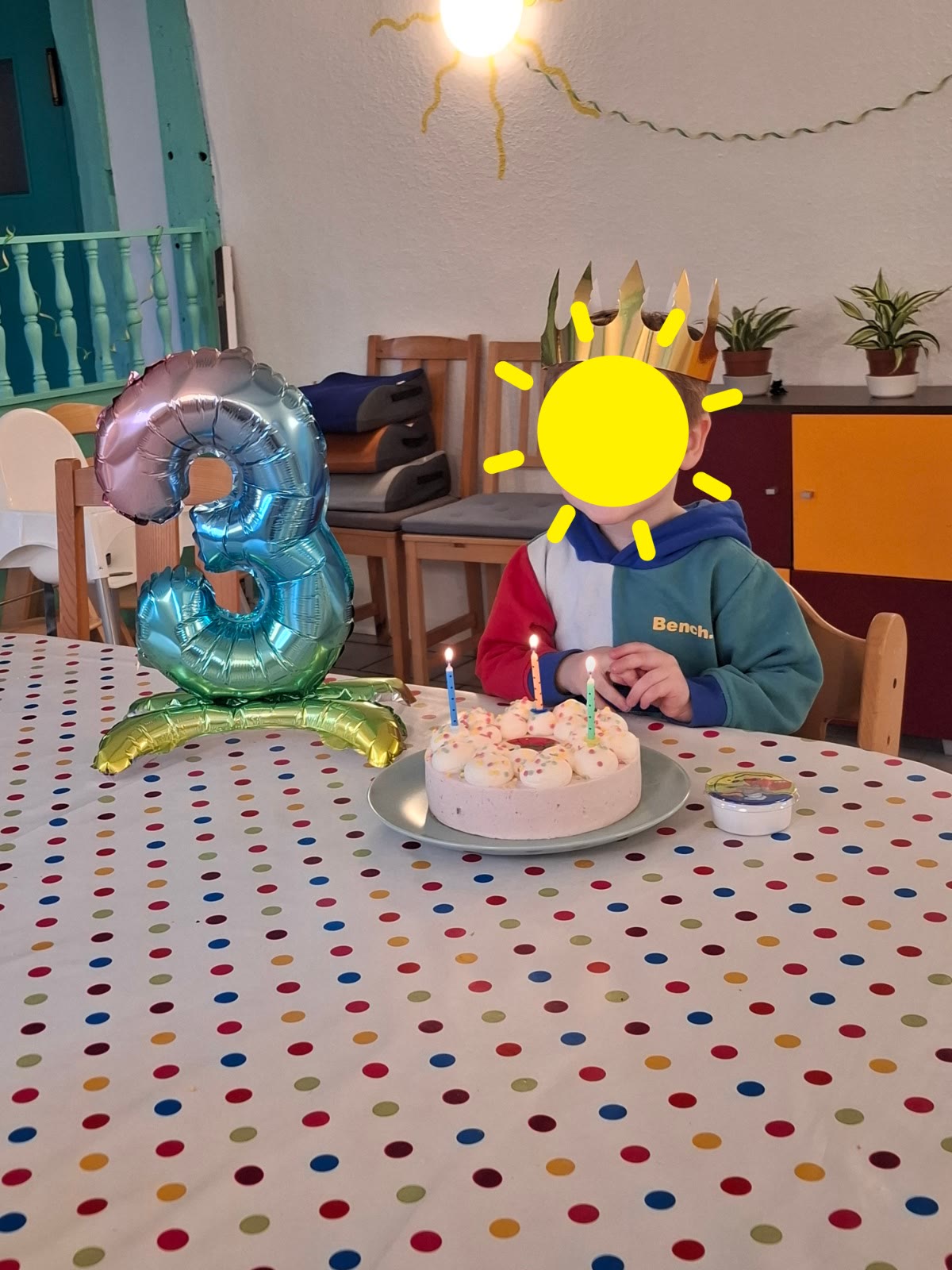 Geburtstagstisch mit Kuchen, Ballon und Geburtstagskind