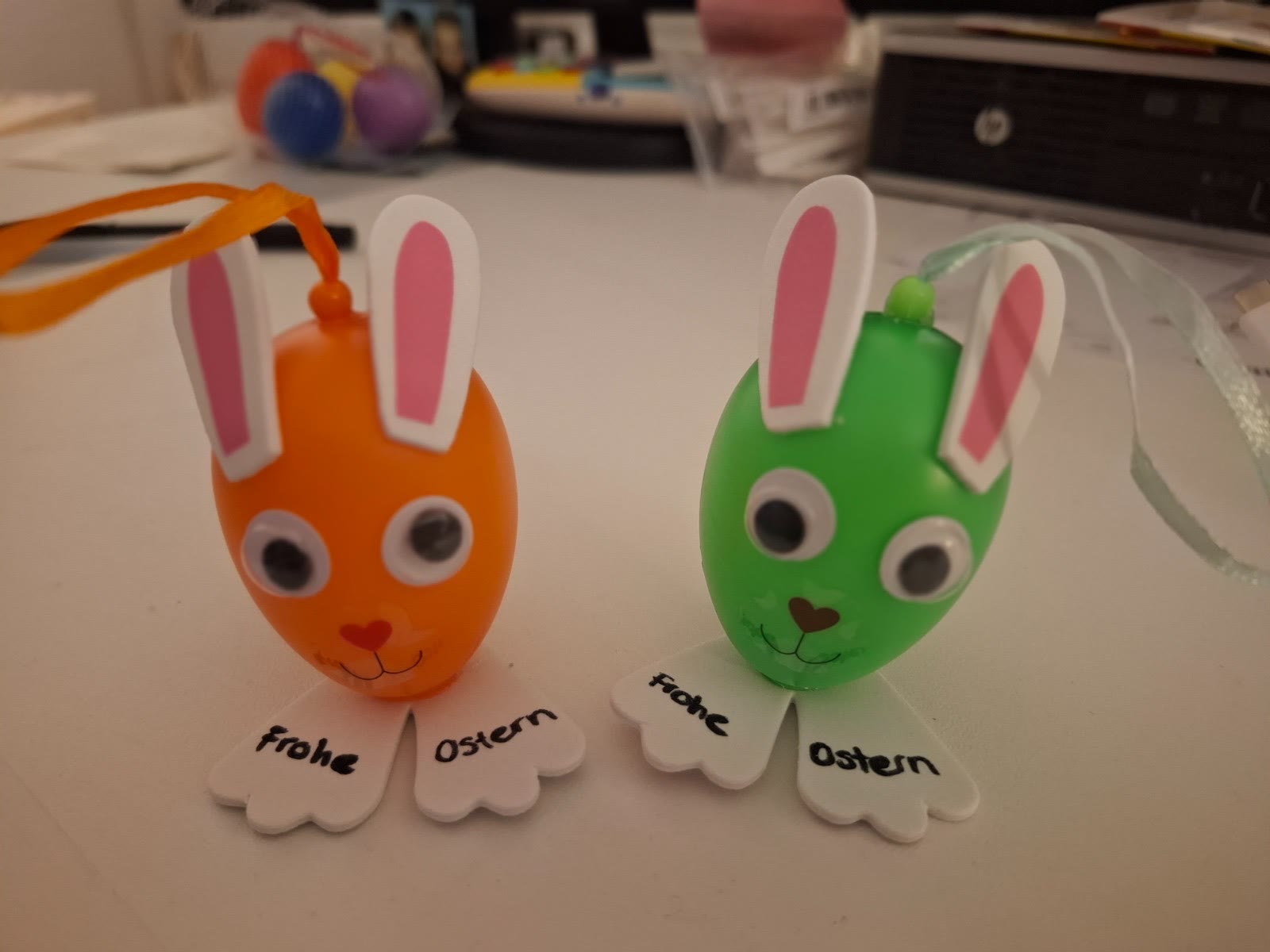 Gebastelte Osterhasen mit bunten Eiern