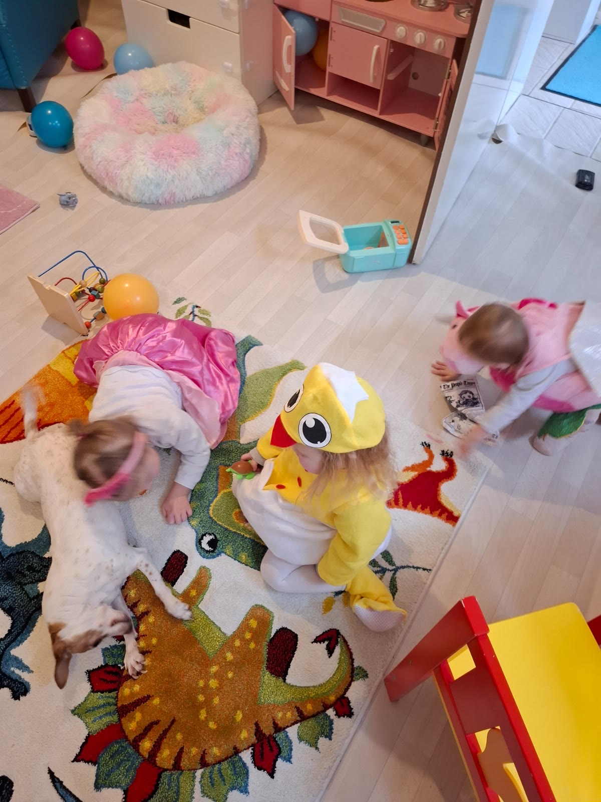 Kinder spielen verkleidet im Spielzimmer