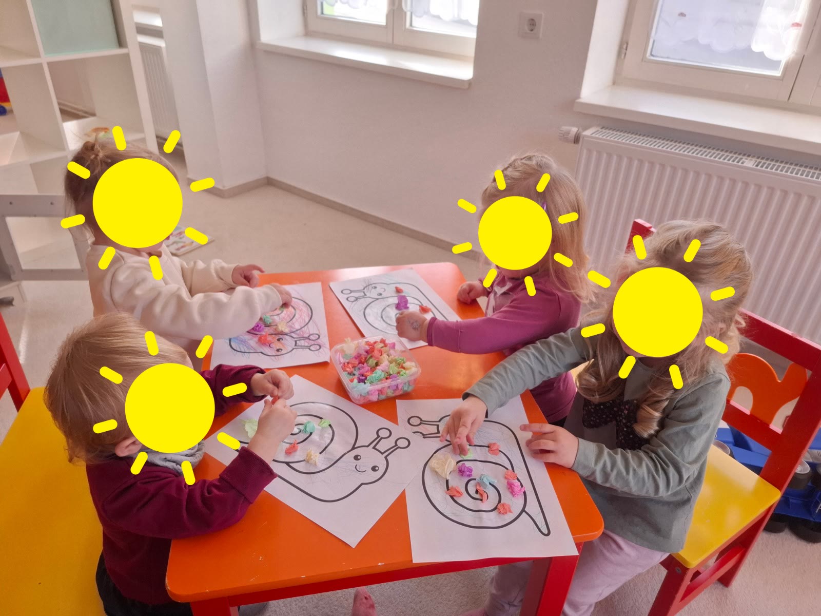 Kinder gestalten gemeinsam bunte Bastelbilder