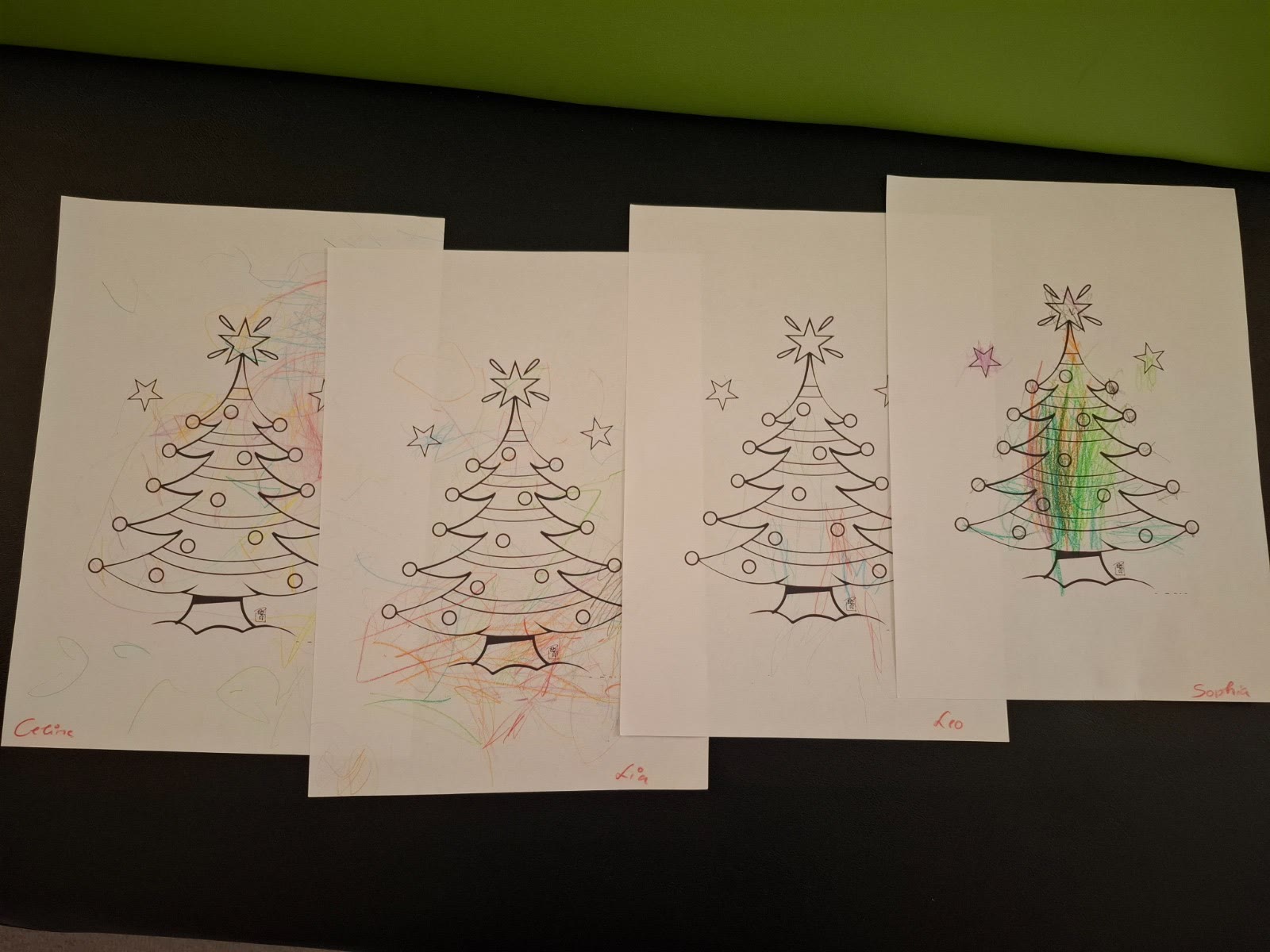 Selbst gestaltete Weihnachtsbilder der Kinder