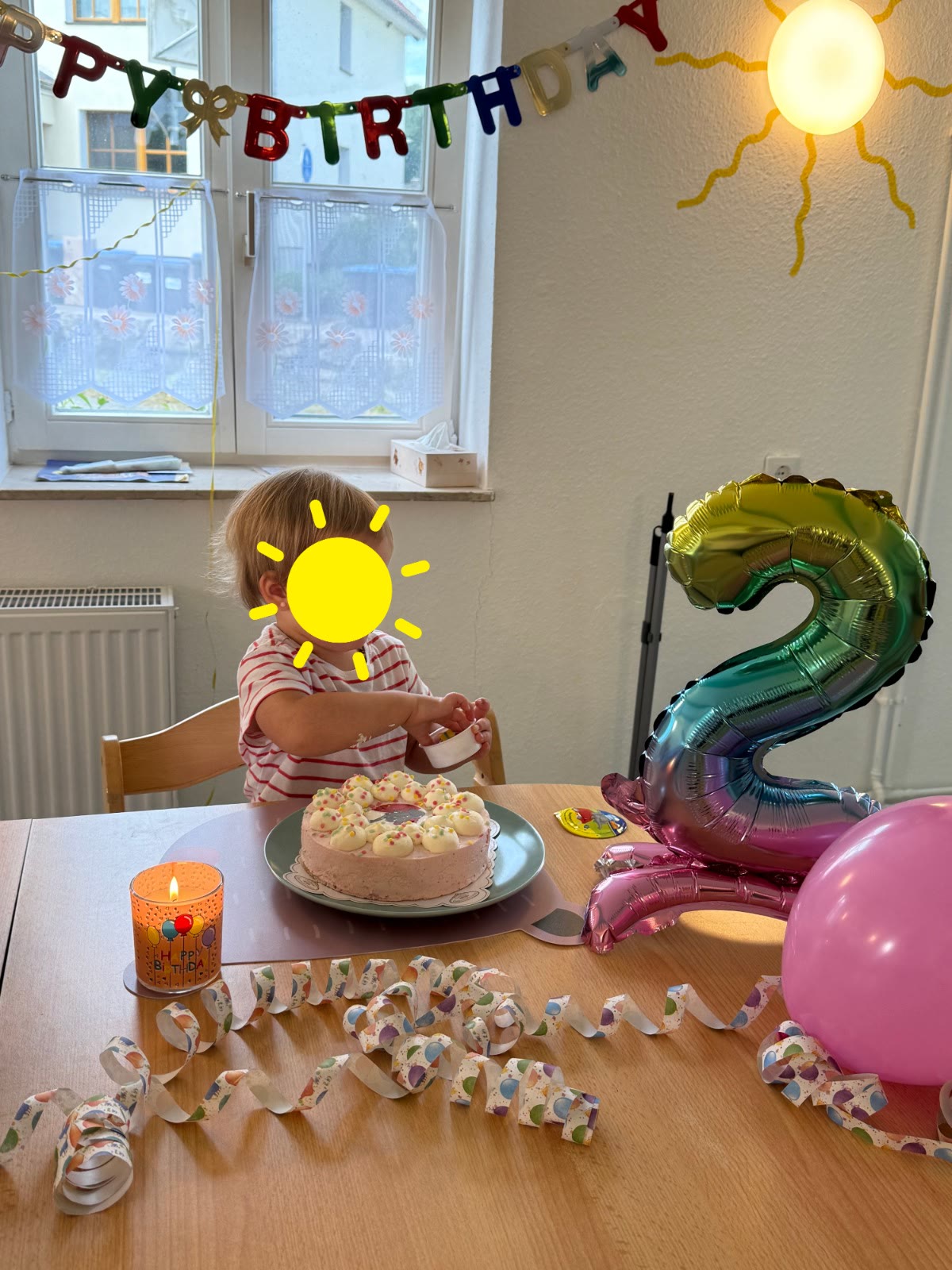 Geburtstagstisch mit Kuchen, Luftballons und einer großen Zwei