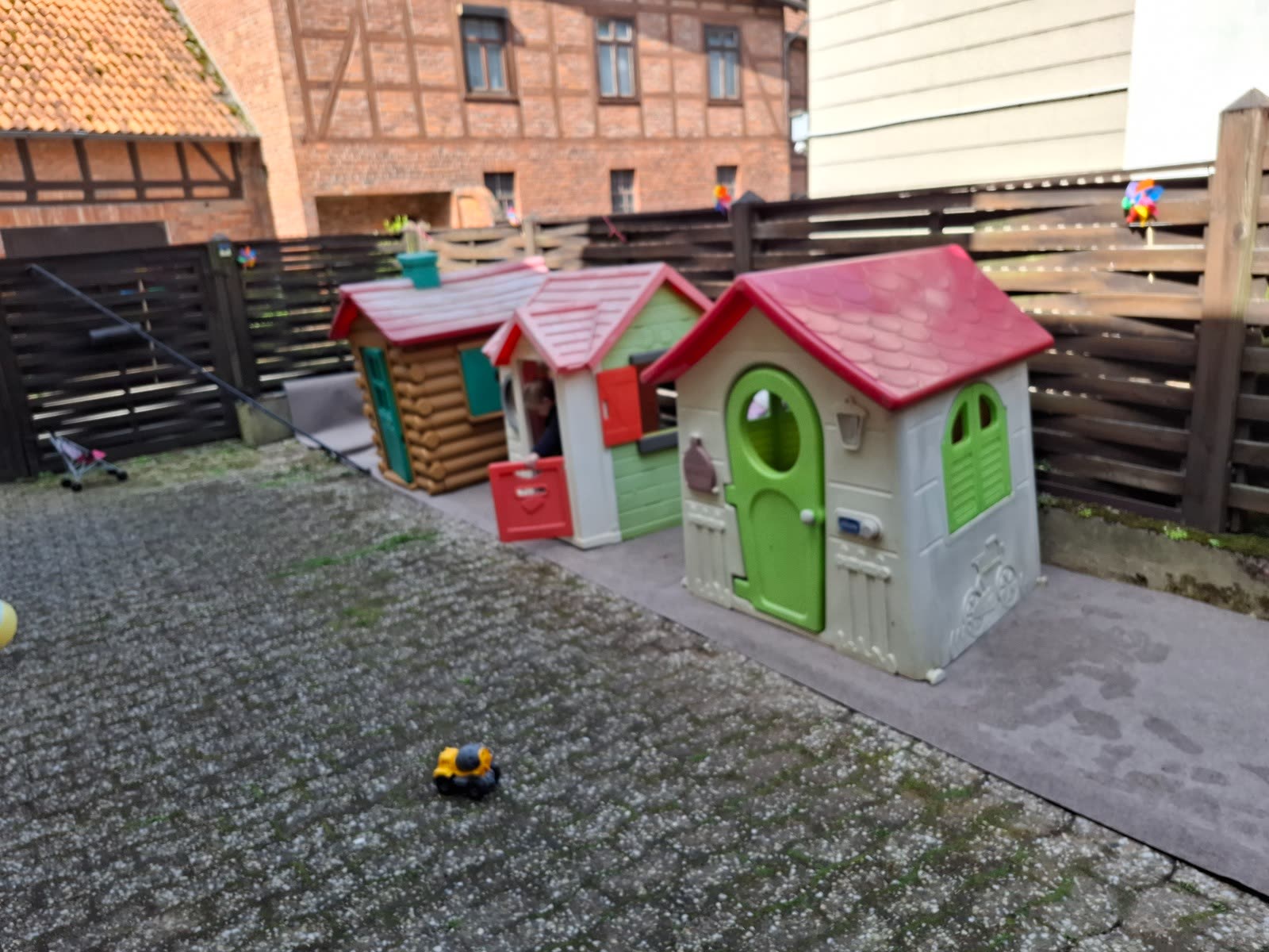 Spielhäuschen im geschützten Außenbereich