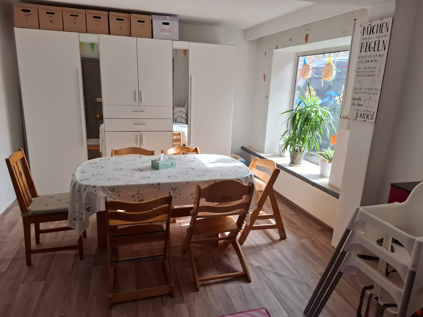 Heller Essbereich mit kindgerechtem Tisch und Hochstühlen