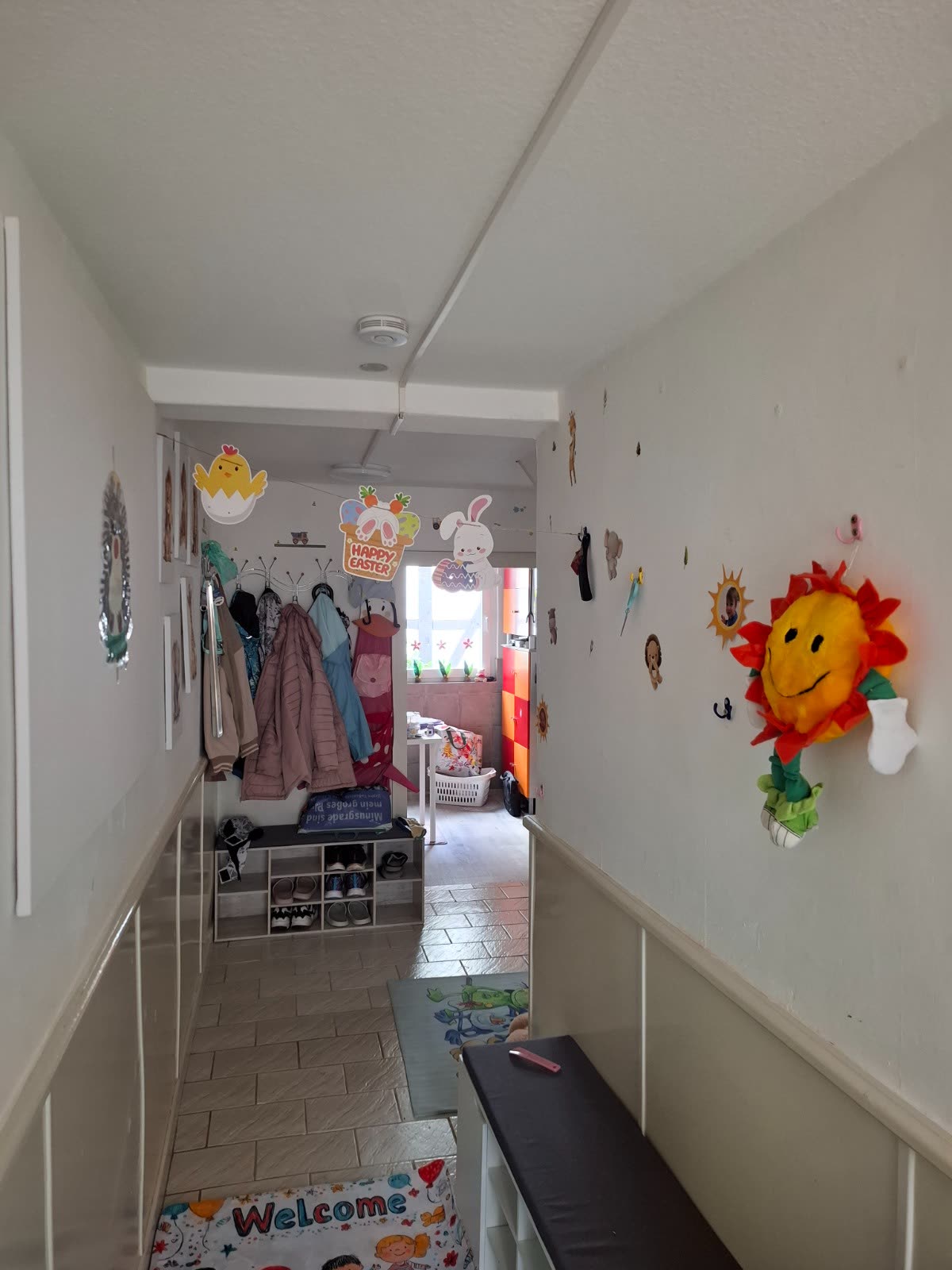 Willkommensbereich mit Garderobe und sonniger Dekoration