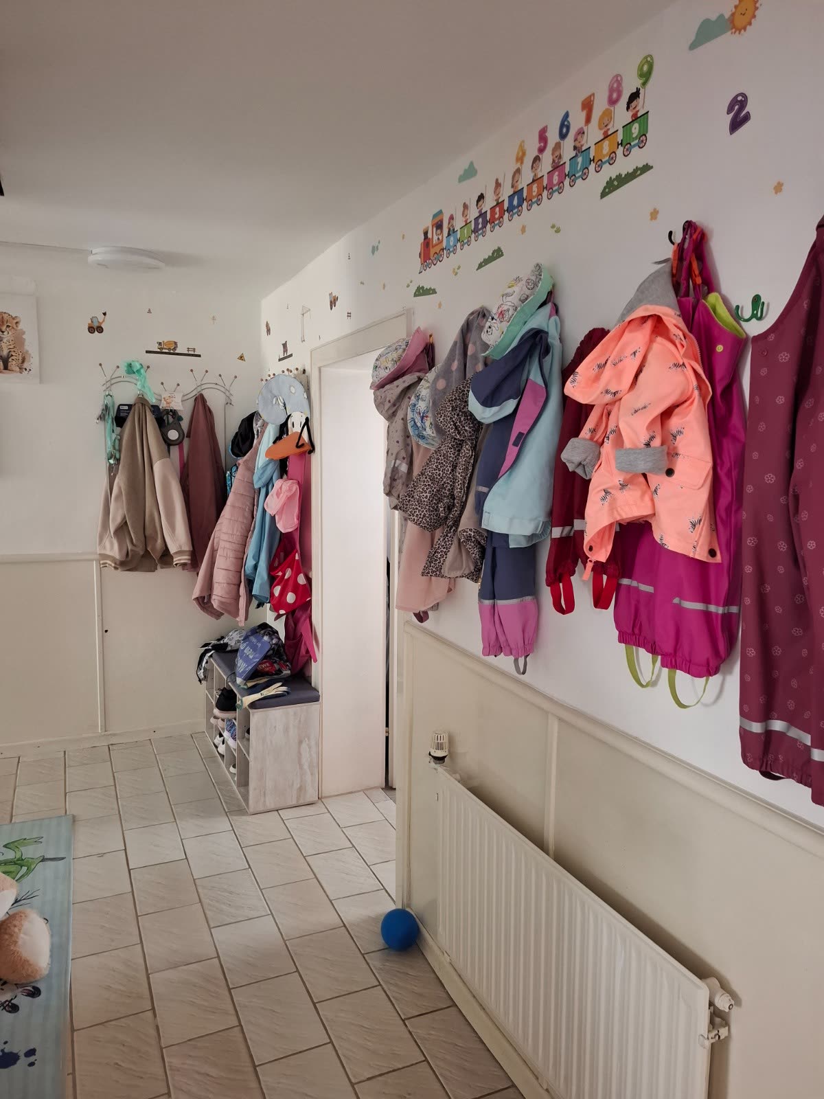 Garderobenbereich mit Platz für Jacken, Schuhe und Taschen