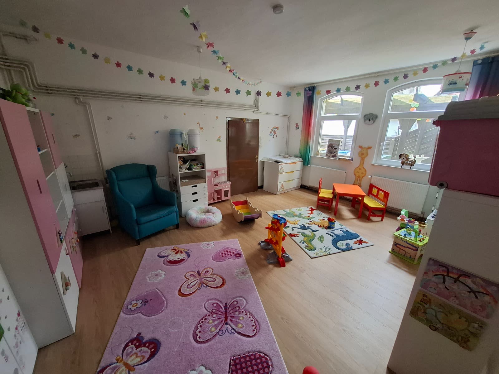 Spielzimmer mit Fensterbereich, Spielküche und gemütlicher Sitzecke