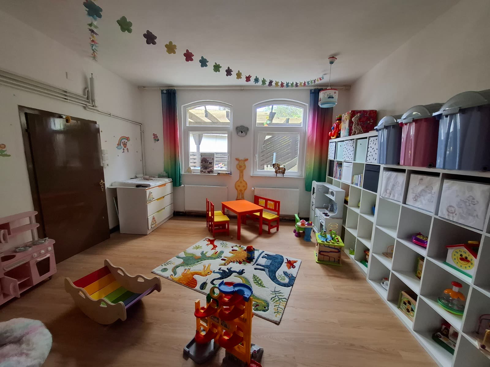 Offene Regale mit Büchern, Bau- und Rollenspielmaterial